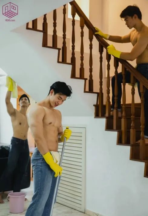 猛男清潔服務 肌肉小哥組團上門干家務,這畫風 你接受嗎